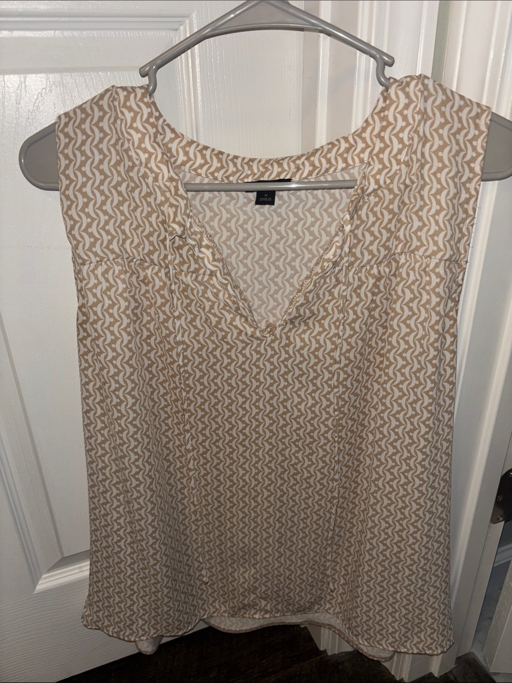 Ann Taylor sleeveless V-Neck Printed Tan & White Blouse